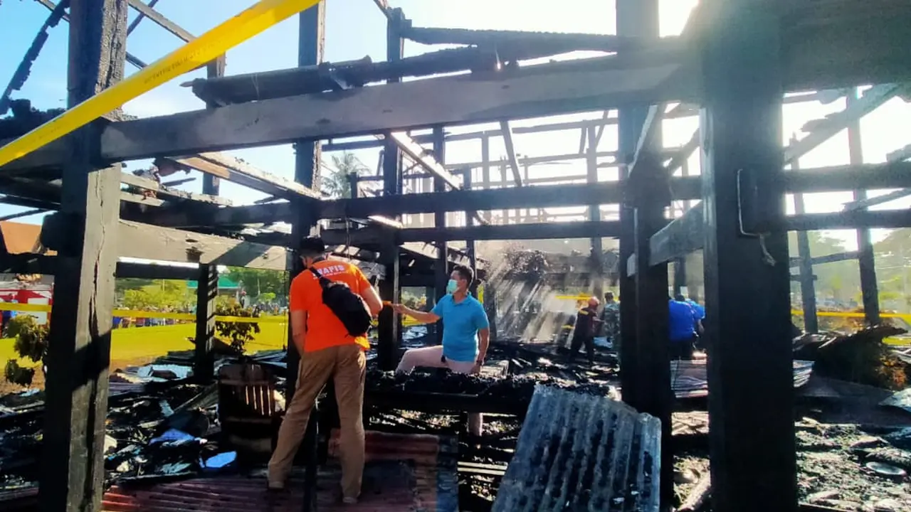 Bola Soba, Rumah Adat Kerajaan Bone terbakar (Liputan6.com/Fauzan)