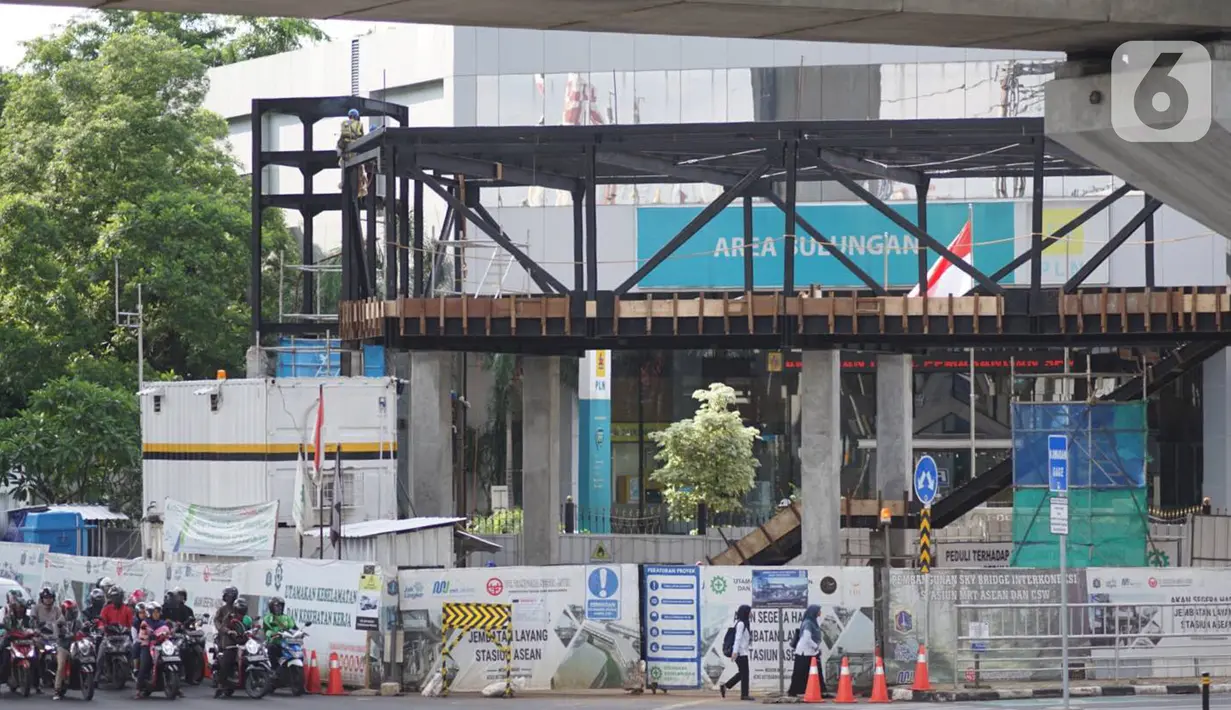 Suasana proyek skybridge Stasiun MRT Asean-Halte Transjakarta CSW di Kebayoran Baru, Jakarta, Selasa (21/1/2020). Jembatan layang ini nantinya akan memudahkan penumpang mengakses salah satu moda transportasi baik di MRT Stasiun Asean atau Halte Transjakarta CSW. (Liputan6.com/Immanuel Antonius)