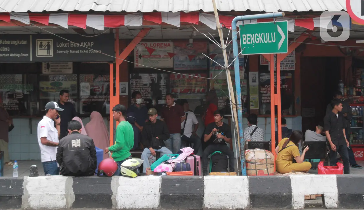 Sejumlah calon penumpang menunggu bus antar kota di terminal Kalideres Jakarta, Kamis  (22/12/2022).  Kepala Dinas Perhubungan (Kadishub) DKI Jakarta, Syafrin Liputo menyebutkan,  Jelang Natal dan Tahun Baru penumpang bus antarkota antarprovinsi (AKAP) di Terminal Kalideres mengalami lonjakan hingga 100 persen. (Liputan6.com/Johan Tallo)