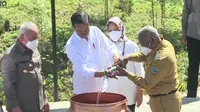 Gubernur Papua Barat, Dominggus Mandacan menyerahkan tanah dan air dari Pulau Mansinam ke Presiden Jokowi di lokasi Titik Nol Ibu Kota Negara (IKN) di Kalimantan Timur, Senin (14/3/2022). (Ist)