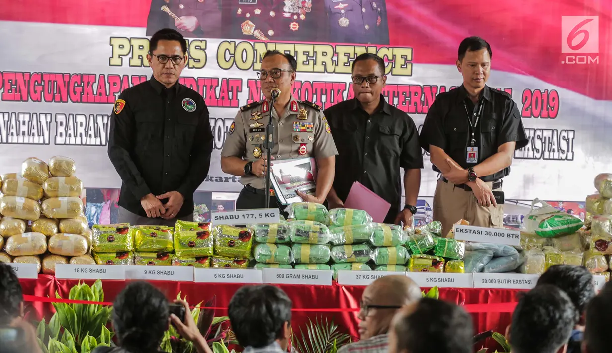 Karopenmas Divhumas Mabes Polri Brigjen Dedi Prasetyo (dua kiri) ditemani Wadir Tindak Pidana Narkoba Bareskrim Polri Kombes Krisno Siregar (kiri) memberi keterangan saat rilis kasus narkoba jaringan Malaysia-Indonesia di Bareskrim Mabes Polri, Jakarta, Selasa (9/7/2019). (Liputan6.com/FazailFanani)