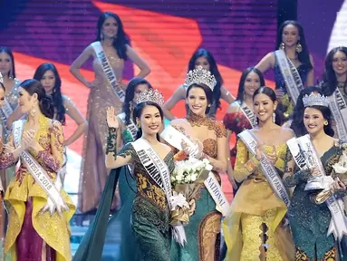 Frederika Alexis Cull (tengah) melambaikan tangan saat terpilih sebagai Puteri Indonesia 2019 di JCC, Jakarta, Jumat (8/3). Frederika Alexis Cull merupakan perwakilan Puteri Indonesia DKI Jakarta 1. (Fimela.com/Bambang E Ros)