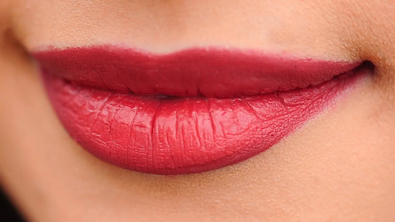ilustrasi bibir merah