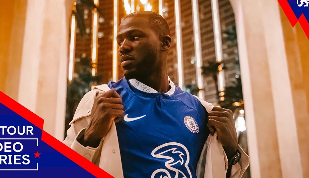 Kalidou Koulibaly. Bek tengah Senegal berusia 31 tahun ini baru saja didatangkan Chelsea dari Napoli di bursa transfer musim panas 2022/2023. Ia ditebus dengan nilai transfer 38 juta euro atau setara Rp578 miliar dengan durasi kontrak hingga Juni 2026. Selama 8 musim membela Napoli, ia total tampil dalam 236 laga di Serie A Liga Italia dengan torehan 13 gol dan 6 assist. (chelseafc.com)