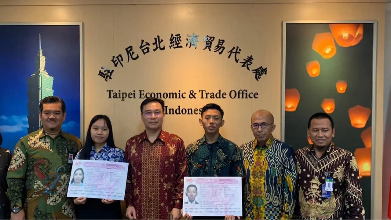 Keterangan foto: Kiri pertama : Ibu Seriulina Tarigan, Direktur Pemetaan dan Harmonisasi Tenaga Kerja Luar Negeri, BNP2TKI Kiri kedua : Bapak Ahnas, Direktur Penyiapan dan Pembekalan Pemberangkatan, BNP2TKI Kiri ketiga : Anggie Monicha, PMI kloter pertama