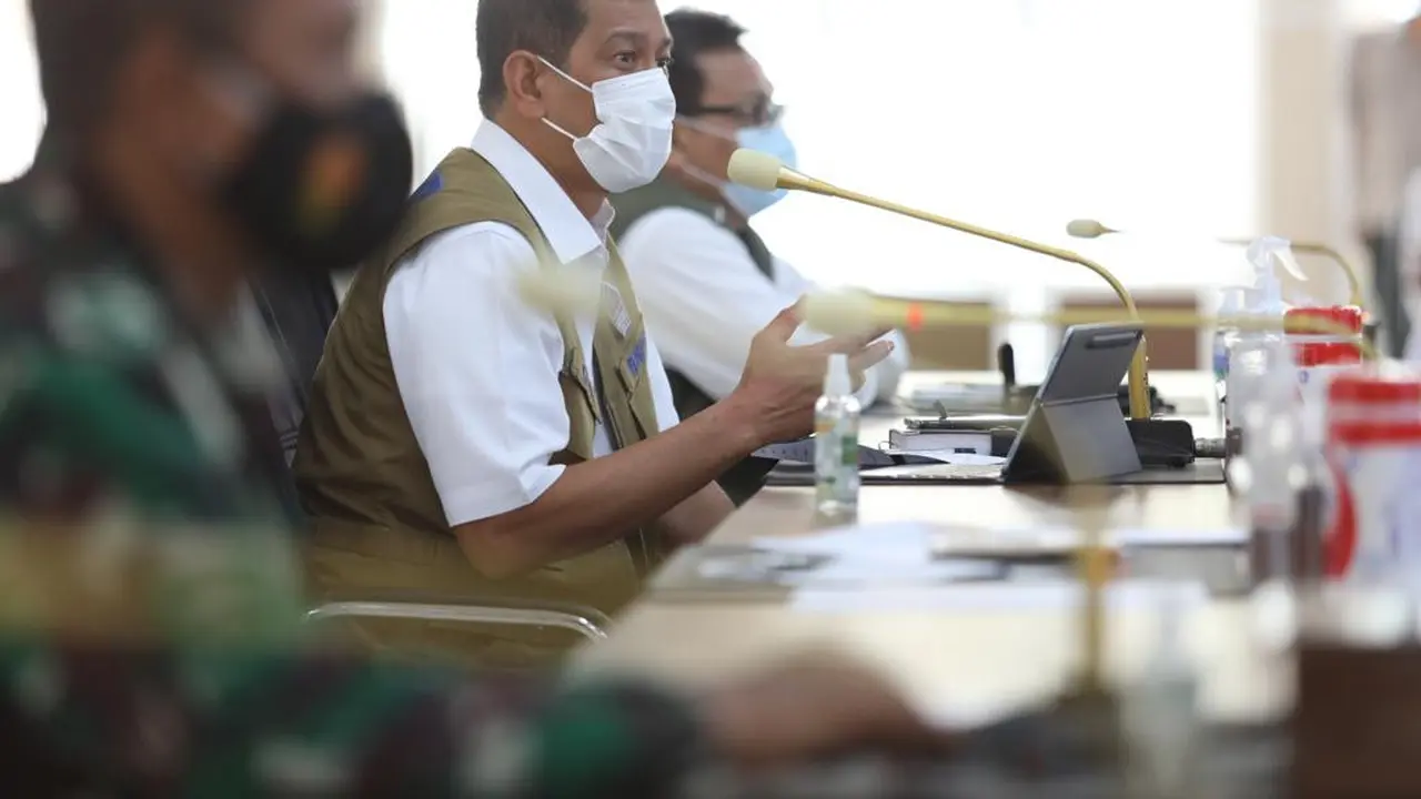 Ketua Satgas Penanganan Covid-19 Doni Monardo (tengah) di Medan, Sumatera Utara Selasa (20/4/2021).
