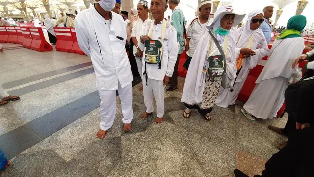 Jemaah haji asal Indonesia sering lupa memakai alas kaki. (Foto: Dok P3JH)