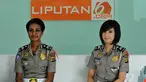 Briptu Eka Frestya dan Briptu Maria berkunjung ke kantor redaksi Liputan6.com, Jakarta, Kamis (19/6/14). (Liputan6.com/Andrian M. Tunay)