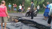 Jalan yang amblas terjadi di Kecamatan Tomo, Kabupaten Sumedang, yang mengakibatkan kemacetan sejak pukul 07.00 WIB. (Liputan6.com/Panji Prayitno)