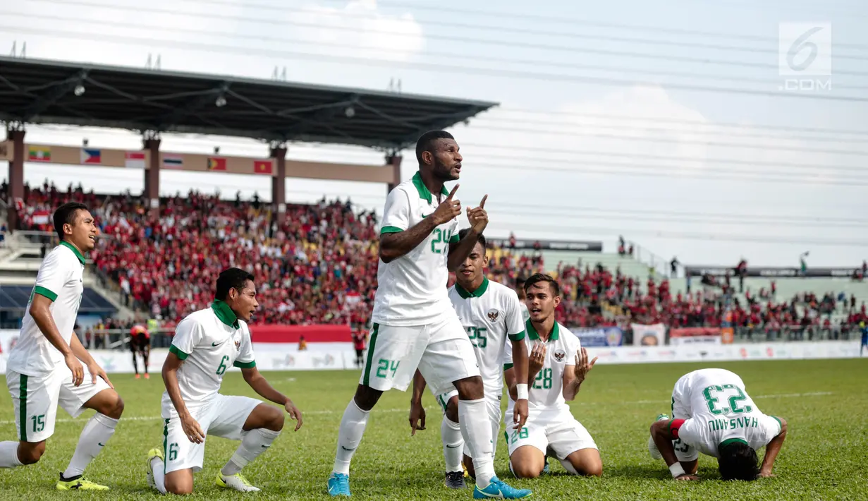 Penyerang timnas Indonesia, Marinus Mariyanto (24) bersama rekan-rekan satu tim melakukan selebrasi seusai membobol gawang Timor Leste pada laga ketiga grup B SEA Games 2017 di Stadion Selayang, Malaysia, Minggu (20/7). (Liputan6.com/Faizal Fanani)