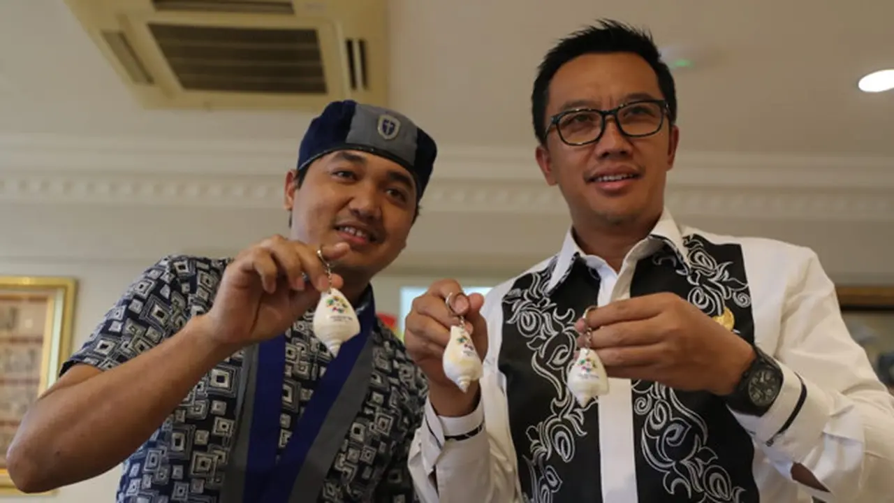 Laporkan Persiapan Kongres, Pengurus GMKI Beri Gantungan Kunci Asia Games ke Menpora