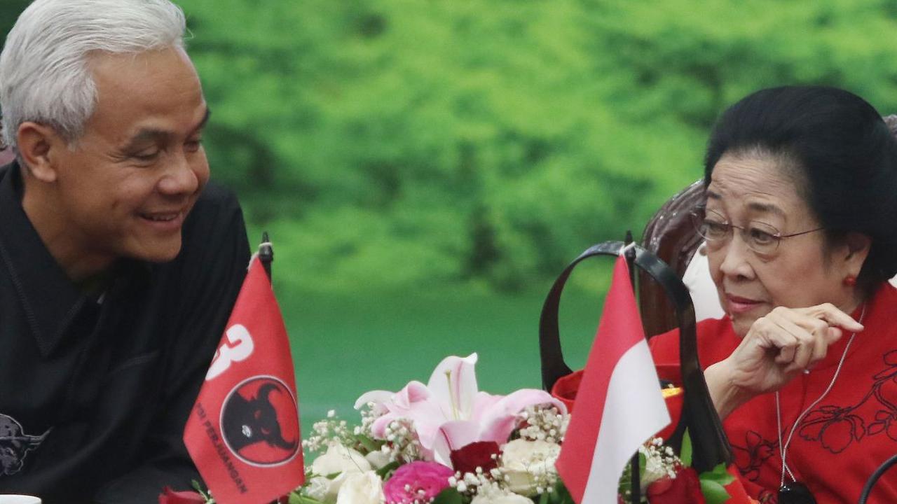 Saat Megawati berdialog dengan Ganjar dan OSO. Suguhan mie ayam pun langsung disajikan untuk para tamu yang hadir dalam acara deklarasi Hanura mendukung Ganjar capres.<br>