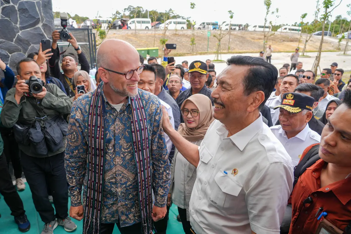 Ketua Dewan Ekonomi Nasional (DEN) Luhut Binsar Pandjaitan menyambut delegasi Misi Ekonomi Belanda (Netherlands Economic Mission) di Danau Toba, Sumatera Utara. (Foto: istimewa)