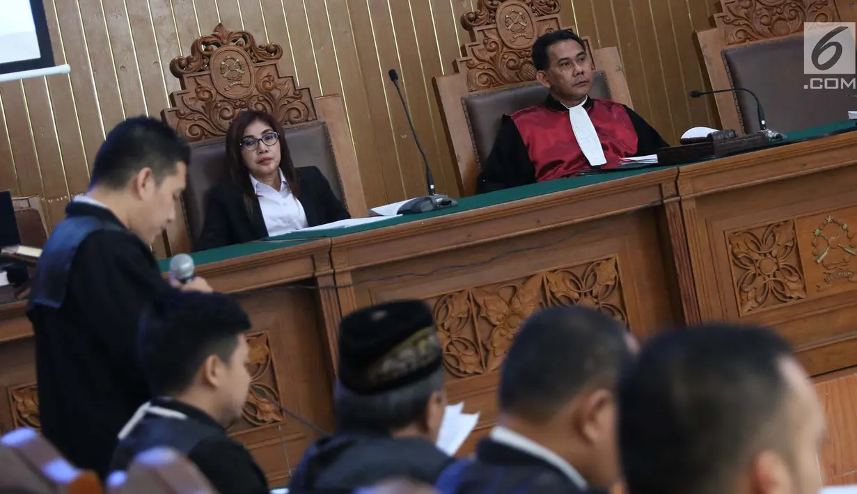 Majelis Hakim mendengarkan surat gugatan yang dibacakan oleh tim kuasa hukum Johan Khan selaku pemohon dalam sidang praperadilan di PN Jakarta Selatan, Senin (28/8). Agenda sidang adalah pembacaan permohonan praperadilan. (Liputan6.com/Immanuel Antonius)