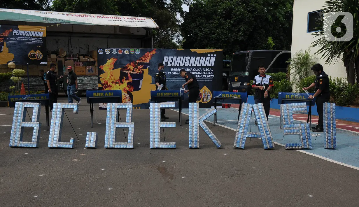 Pada tahap pertama pemusnahan, dilakukan pembakaran terhadap rokok ilegal dan pemusnahan dan penuangan miras ilegal di halaman Kantor Bea Cukai Bekasi. (merdeka.com/Imam Buhori)