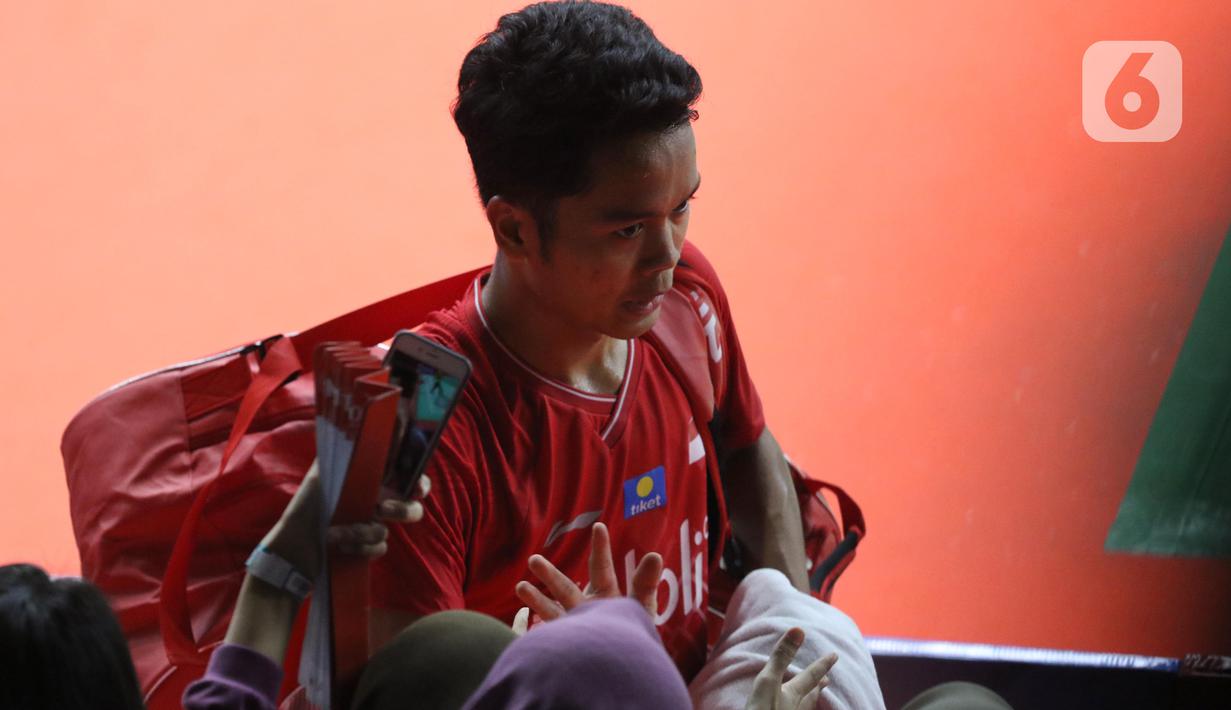 Pebulutangkis Indonesia, Anthony Sinisuka Ginting disapa penggemarnya usai laga babak kedua tunggal putra Indonesia Masters 2020 melawan Tommy Sugiarto di Istora GBK, Jakarta, Kamis (16/1/2020). Anthony Sinisuka Ginting unggul 21-16 21-15. (Liputan6.com/Helmi Fithriansyah)