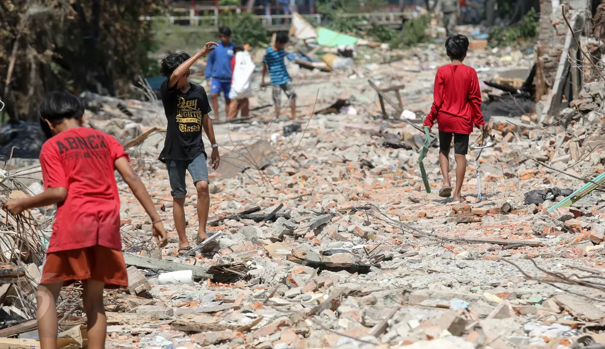 Sejumlah warga mencari sisa-sisa barang di lokasi penggusuran Pinangsia, Jakarta Barat, Kamis (28/05/2015). Warga terpaksa bertahan di lokasi penggusuran karena ditolak saat akan mengambil kunci di Rusun Marunda. (Liputan6.com/ Faizal Fanani)