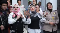 Penyanyi dangdut senior itu tiba sekitar pukul 14.00 WIB. Dengan didampingi putrinya, Fitria Sukaesih dan Zecky Alatas, menantu sekaligus kuasa hukumnya. Sekitar tiga jam di dalam gedung. (Deki Prayoga/Bintang.com)