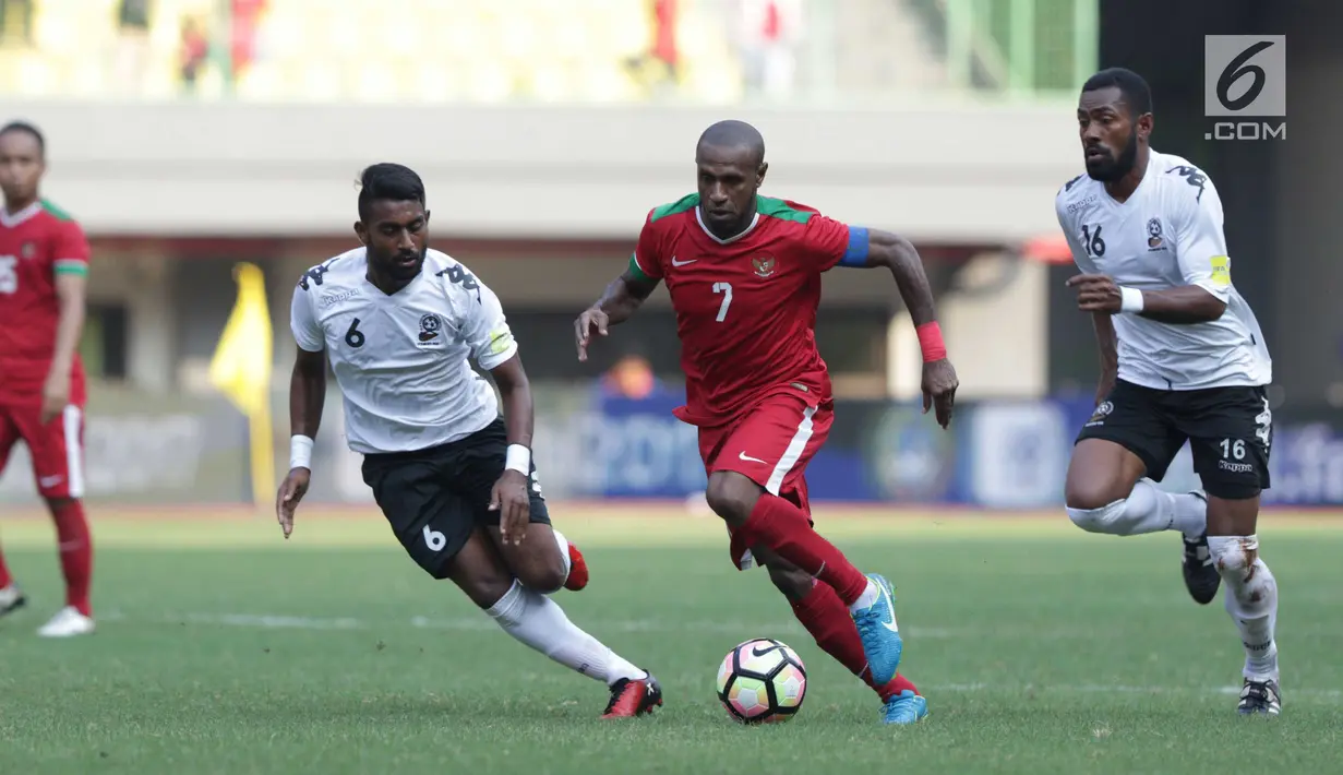Pemain Timnas Indonesia, Boaz Salossa (ketiga kiri) mencoba lolos dari kawalan pemain Fiji pada laga persahabatan di Stadion Patriot Candrabhaga, Bekasi, Sabtu (9/2). Laga berakhir imbang 0-0. (Liputan6.com/Helmi Fithriansyah)