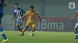 Gelandang Bhayangkara FC, Andik Vermansah, berusaha melewati pemain Persiraja Banda Aceh pada laga BRI Liga 1 di Stadion Indomilk Arena, Minggu (29/8/2021). Bhayangkara FC berhasil mengalahkan lawannya Persiraja Banda Aceh dengan skor 2-1. (Bola.com/M iqbal Ichsan)