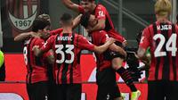 Pemain AC Milan merayakan gol yang dicetak Olivier Giroud ke gawang Cagliari dalam laga giornata kedua Serie A Liga Italia, Minggu (30/8/2021) dini hari WIB. AC Milan menang telak 4-1 dalam laga tersebut. (MIGUEL MEDINA / AFP)