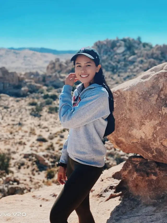FOTO: Gaya Casual Maudy Ayunda Saat di Alam Bebas, Lepas Penat