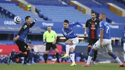 Gelandang Everton, James Rodriguez (tengah) melepaskan tendangan ke gawang Crystal Palace dalam laga lanjutan Liga Inggris 2020/2021 pekan ke-30 di Goodison Park, Liverpool, Senin (5/4/2021).Everton bermain imbang 1-1 dengan Crystal Palace. (AP/Clive Brunskill/Pool)