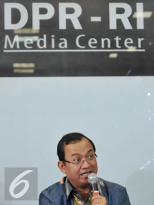 Waketum Partai Golkar hasil Munas Riau, Priyo Budi Santoso  memberikan keterangan saat Diskusi di Gedung Nusantara III DPR, Jakarta, Kamis (25/2). Diskusi ini mengangkat tema "Lika Liku Menuju Beringin 1". (Liputan6.com/Johan Tallo)