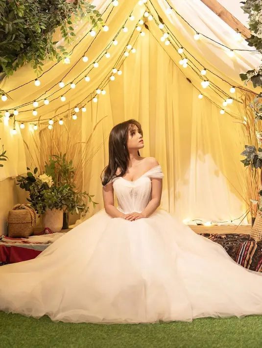 Caption fotonya pun bertuliskan "Bismillah," hingga beberapa netizen bahkan mendoakan agar lancar sampai hari H. [Foto: Instagram/fuji_an]