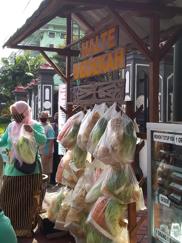 Halte Sedekah, Aksi Ibu-ibu Berbagi Nasi dan Sayuran Gratis ke Warga di Masa Pandemi