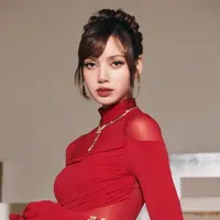 Akhir bulan Oktober lalu, Lisa BLACKPINK terlihat glamor dengan tampilan memikat. Ia tampak terlihat menggunakan Bvlgari Tubogas Collection dari mulai kalung, gelang hingga cincin. Koleksi spesial yang satu ini menggunakan teknik avant-garde, dengan gaya berani, ikonis. Lahir pada tahun 1940-an Bvlgari Tubogas telah menjadi ciri khas brand ini dengan semangat inovatif dan desainnya yang tak lekang oleh waktu. [ Foto doc: Bvlgari ]