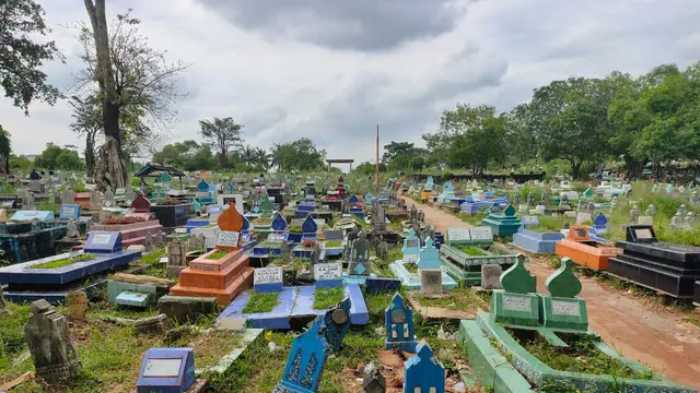 Untaian Semangat dari Nenek Penjual Kembang Kuburan di Palembang