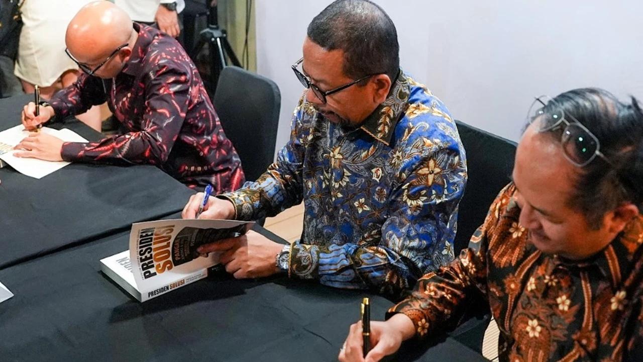 Buku 'Presiden Solusi' Ungkap Pola Kepemimpinan dan Pengambilan Keputusan Prabowo