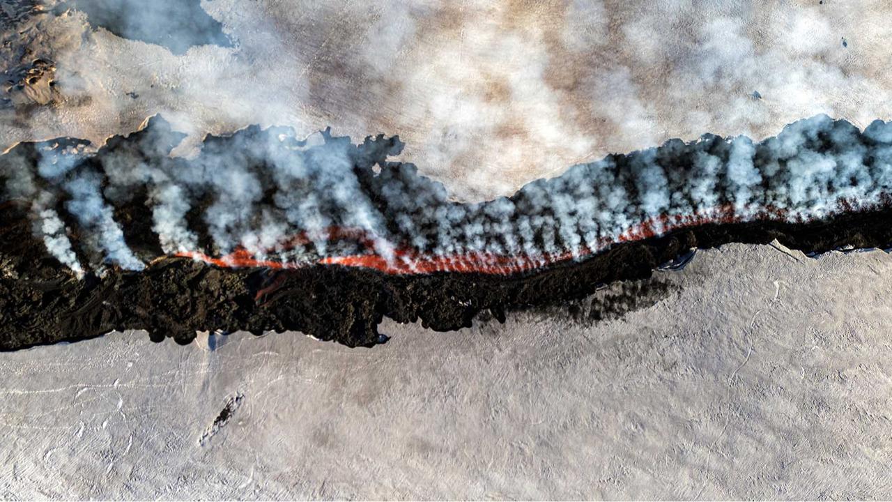 Erupsi Gunung Etna yang Memukau: Saat Salju Menyatu dengan Lava