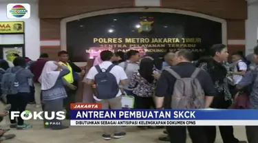 Puluhan pendaftar CPNS antre mengurus SKCK di Mapolres Jakarta Timur.