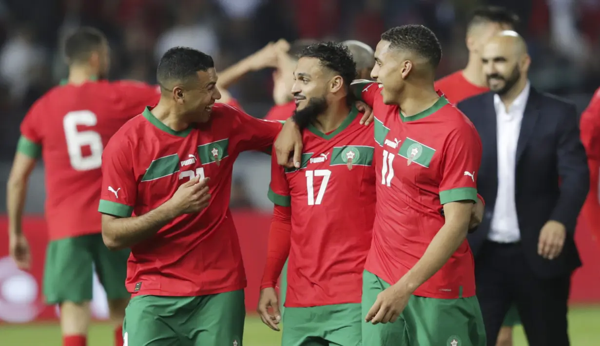 Pemain Maroko, Walid Cheddira, Sofiane Boufal, Abdelhamid Sabiri, merayakan kemenangan atas Brasil pada laga uji coba FIFA Matchday di Grand Stade de Tanger, Tangier, Minggu (26/3/2023). Dalam laga uji coba FIFA Matchday periode Maret 2023, Maroko mempermalukan Brasil dengan skor 2-1. (AP Photo/Mosa'ab Elshamy)
