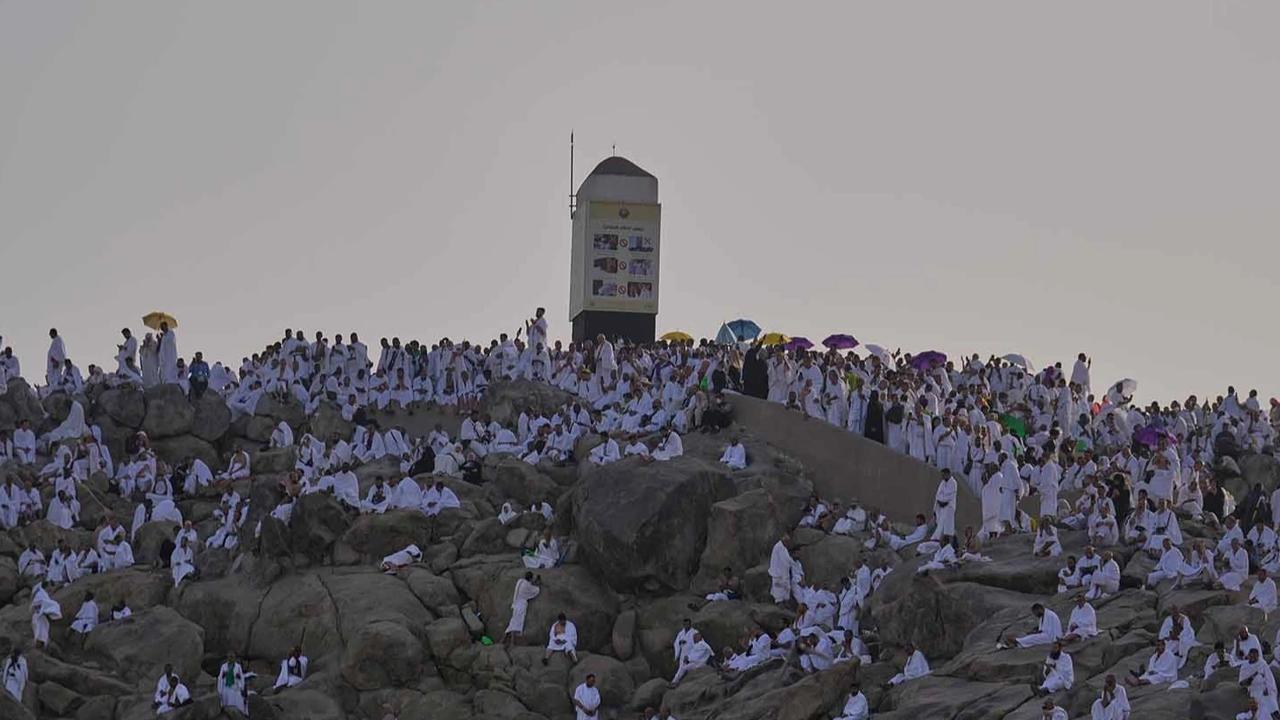 FOTO: Khusyuk Jemaah Haji Berdoa di Jabal Rahmah