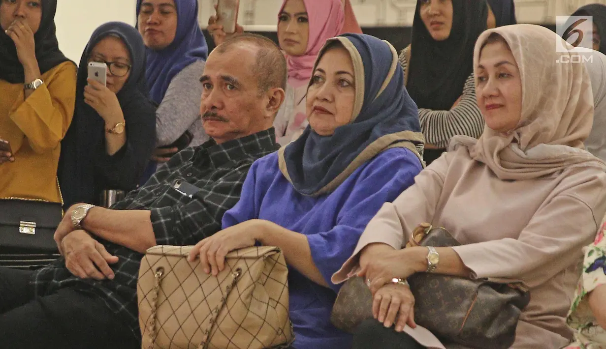 Keluarga Laudya Cynthia Bella saat menghadiri launching hijab Lacelove by Laudya Cynthia Bella di kawasan Sudirman, Jakarta, Selasa (31/10). Bella memamerkan rancangannya sebanyak 22 hijab. (Liputan6.com/Herman Zakharia)