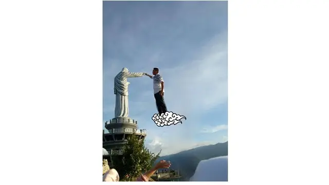 Editan Foto Pria Sentuh Tangan Patung Ini Kocak Banget