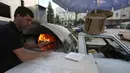 Penjual roti Palestina Mohammed Abu Saud menyiapkan roti di Kota Nablus, Tepi Barat, (3/5/2020). Abu Saud menjual roti keliling untuk membantu warga mendapatkan roti ketika mereka berada di rumah. (Xinhua/Ayman Nobani)