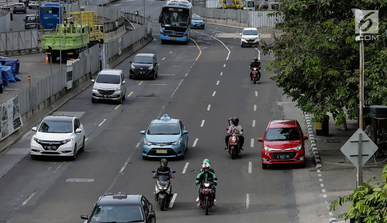 Sejumlah kendaraan bermotor melintas di Jalan MH. Thamrin, Jakarta, Minggu (4/2). Mulai 5 Februari 2018 pengendara roda dua yang tidak melintas di jalur khusus yang disediakan akan dikenakan tilang. (Liputan6.com/Faizal Fanani)