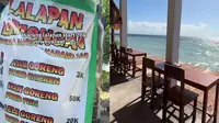 Warung lalapan di Nusa Penida Bali hadap langsung ke laut, harga makanan mulai Rp20 ribuan. (Dok: TikTok @_Bianpacker_ )