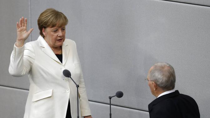 Angela Merkel disumpah menjadi Kanselir Jerman untuk kali keempat pada 14 Maret 2018. (AP Photo/Michael Sohn)