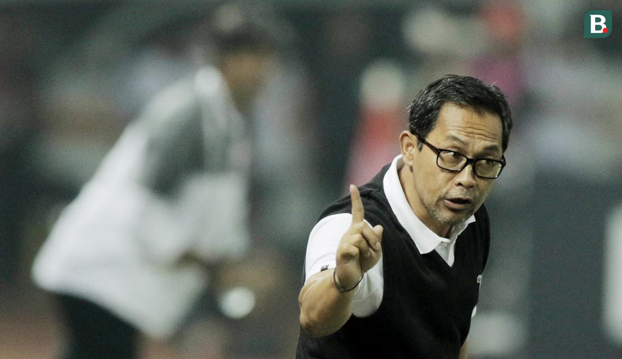 Aji Santoso menjadi satu-satunya pelatih lokal yang membawa klub asuhannya bersaing di jalur juara Liga 1 2021-2022. Hingga kompetisi menyisakan enam laga lagi, Persebaya Surabaya duduk di posisi lima dengan 54 angka, terpaut enam poin dari Bali United di puncak klasemen. (Bola.com/M Iqbal Ichsan)