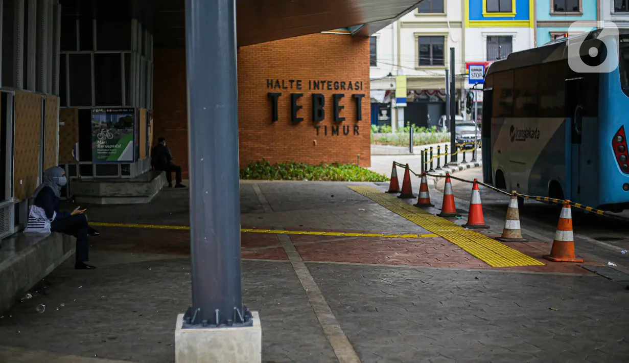 Penumpang menunggu bus Transjakarta di halte integrasi sisi timur Stasiun Tebet di Jakarta, (15/9/2021). Penataan Stasiun Tebet merupakan bagian dari program penataan stasiun KRL di Jakarta. (Liputan6.com/Faizal Fanani)