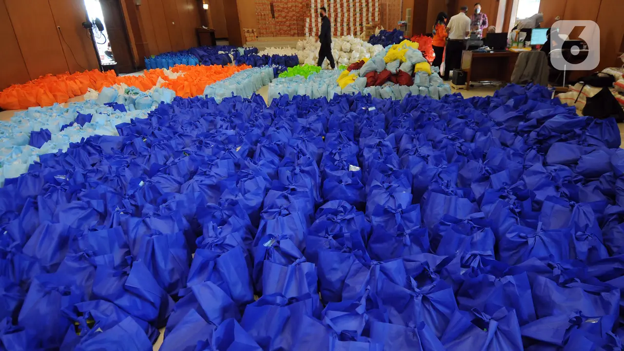 FOTO: Bansos Bahan Makanan untuk Warga Isolasi Mandiri di Bogor