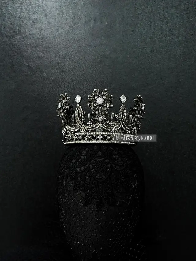 Detail Mahkota Kylie Jenner yang Dirancang Rinaldy A. Yunardi, Bertabur Kristal Gelap yang Magis