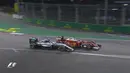 Pebalap Mercedes, Lewis Hamilton, bersaing ketat dengan pebalap Ferrari, Kimi Raikkonen, saat F1 GP Singapura, Minggu (18/9/2016). (Bola.com/Twitter/F1)