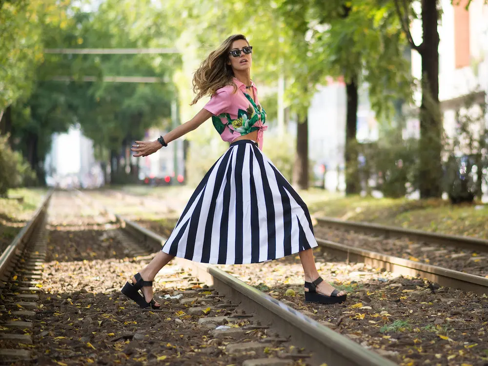 Padu padan busana dengan motif garis hitam putih. (Image: thefashionspot.com)