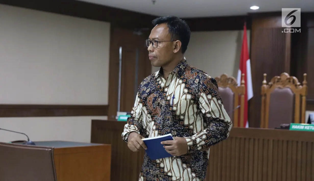 Terdakwa korupsi pembangunan gedung IPDN Budi Rachmat Kuniawan usai menjalani sidang putusan di Pengadilan Tipikor, Jakarta, Jumat (26/7/2019). Mantan GM Divisi Gedung PT Hutama Karya (HK) itu dihukum 5 tahun penjara, denda Rp 300 juta subsider 3 bulan kurungan. (Liputan6.com/Helmi Fithriansyah)